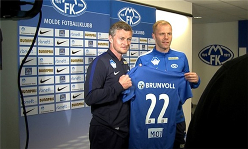 刘殿座获奖感言：感谢每一位身边的人，愿中国足球越来越好（刘殿座领奖致辞：感恩所有支持，祝中国足球蒸蒸日上）