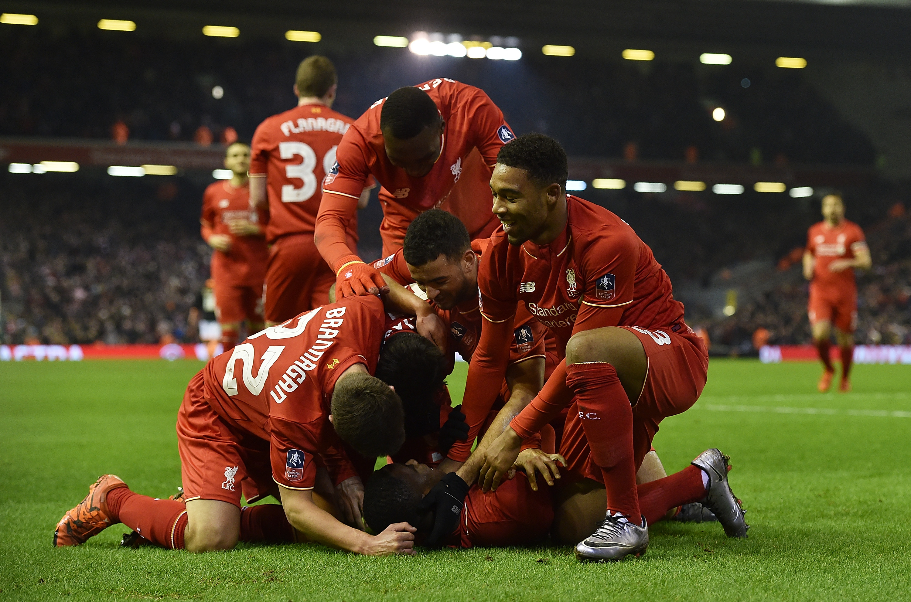 关键回合他站出来稳住一切（紧要关头他出面稳住全局）