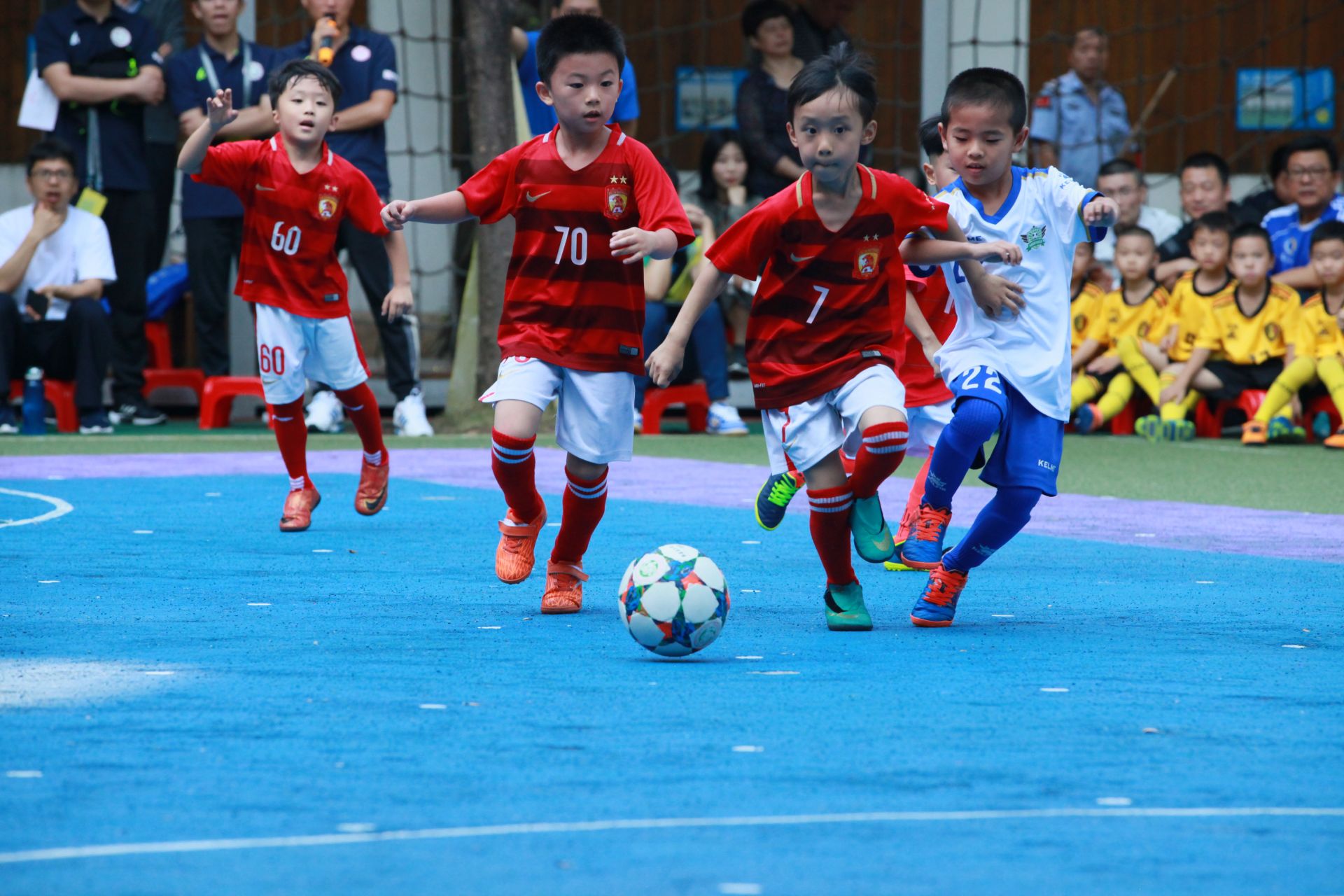 德比迎来关键胜利，米兰升至意甲积分榜第二（关键德比告捷，AC米兰跃居意甲第二）