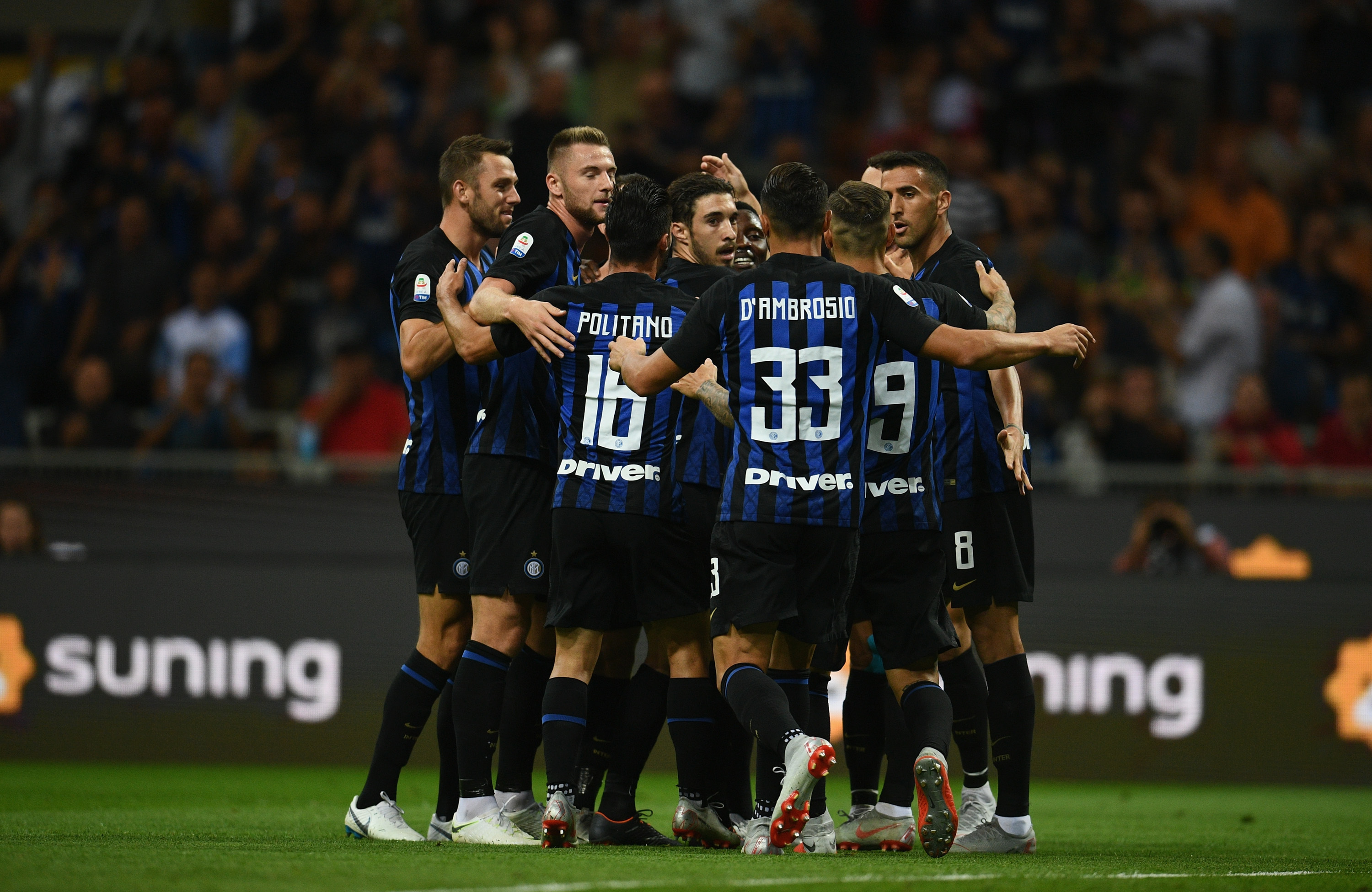 太阳报：卡里乌斯妻子大秀傲人身材，拍摄过程中被电梯门夹（太阳报：卡里乌斯妻子拍摄大片途中意外被电梯门夹住）