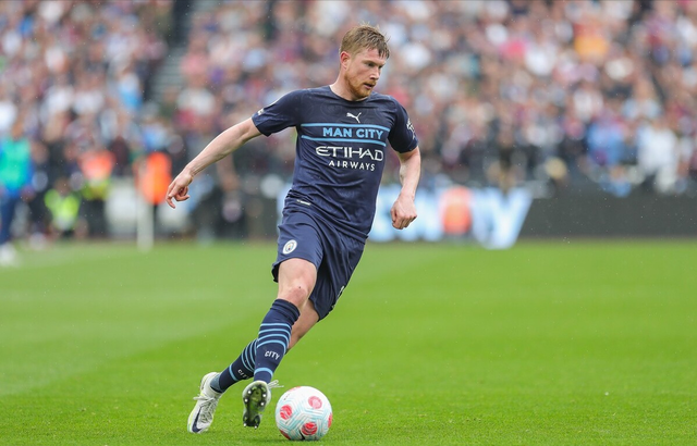 陷入窘境！曾凡博赛后独自离场，一分钟没上被裁也要跟队回美国（曾凡博赛后默然离场：全场未登场，被裁仍随队返美）