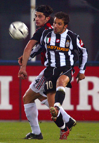 每体：特尔施特根已开始场地训练，可能会在两周内恢复合练（每体：特尔施特根重返草地训练，预计两周内可随队合练）