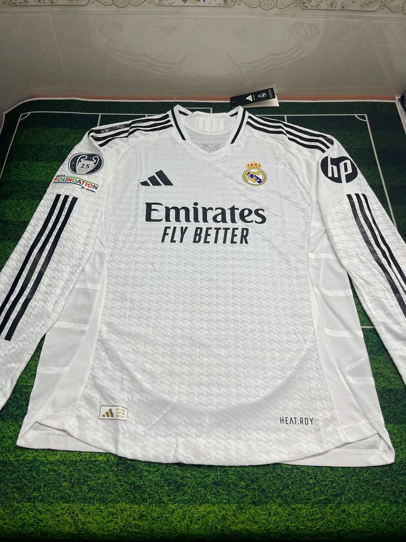 曼联客场4-1胜狼队，B费2射1传，取得3轮不败，积分追平切尔西，排名升至第六。（曼联客场4-1大胜狼队，B费双响+助攻，联赛三轮不败，积分追平切尔西升至第六位）