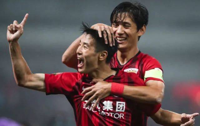 邓涵文因经济保障和新东家前景决定离开武汉三镇，加盟云南玉昆，成为球队核心球员。（因经济保障与前景考量，邓涵文告别武汉三镇，加盟云南玉昆担纲球队核心）