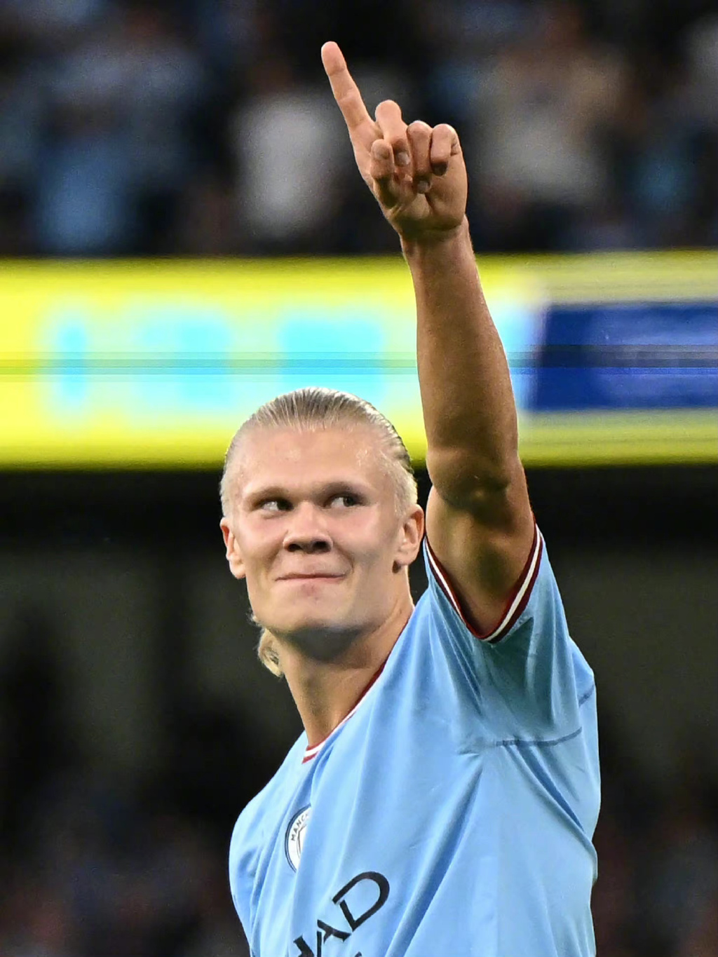 曼联官方分享本赛季全家福，男女足球员一同拍摄（曼联官方发布本赛季合照，男足女足齐亮相）