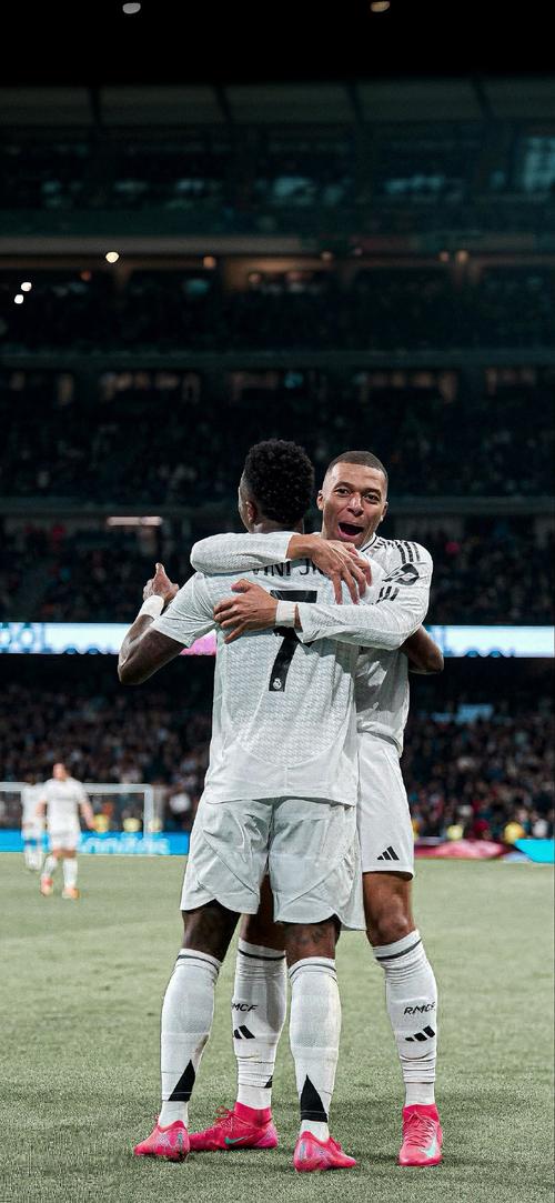 德天空：多支英超豪门关注迪奥曼德，莱比锡要价超1亿欧元（德天空：英超多家豪门盯上迪奥曼德，莱比锡标价破亿欧）