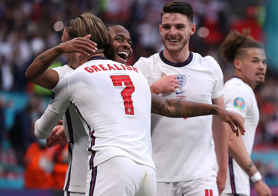 中国金花绽放！张帅3连胜进32强，下轮对手确定，郑钦文明日首秀.